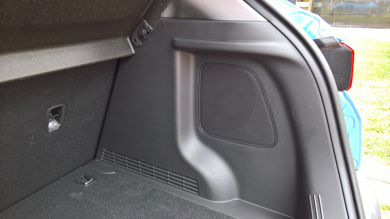 Udany20 cm subwoofer dobrze wkomponowano w bagażniku. Hyundai Kona