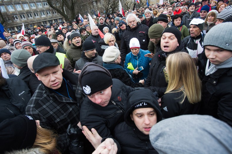 Przeciwnicy KOD w Łodzi usiłowali zakłócić manifestację 