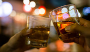 Jak pić alkohol, by uniknąć kaca? Toksykolog: są dwie ważne zasady
