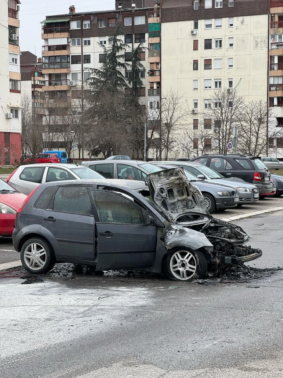 Ugašen automobil koji je goreo u Mileve Marić Ajnštajn