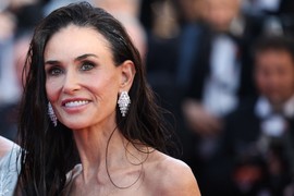 LAVANDA haljinu DEMI MUR milina je gledati, ali kada je POMERILA ODEĆU, bljesnule su PREMRŠAVE NOGE:  Zbog ovakvih slika se više priča o njenim KILOGRAMIMA nego o STILU 