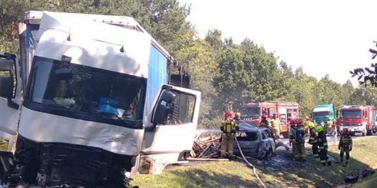 Ogień buchnął od razu. Auta stanęły w płomieniach. Tragedia pod Radomiem.