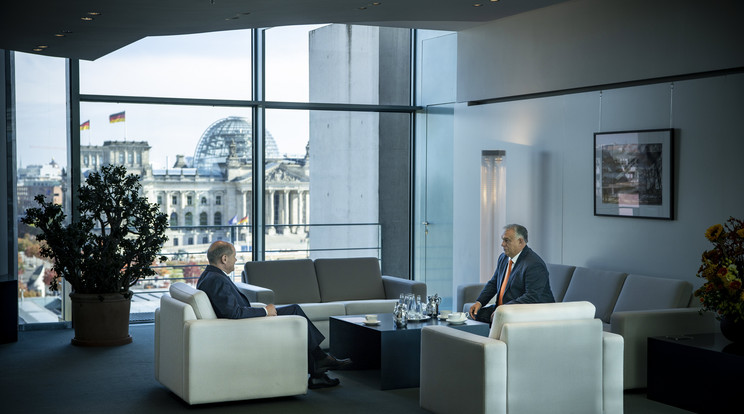 Orbán Viktor miniszterelnök  és Olaf Scholz német kancellár  megbeszélést folytat Berlinben/.Fotó: MTI/Miniszterelnöki Sajtóiroda/Fischer Zoltán
