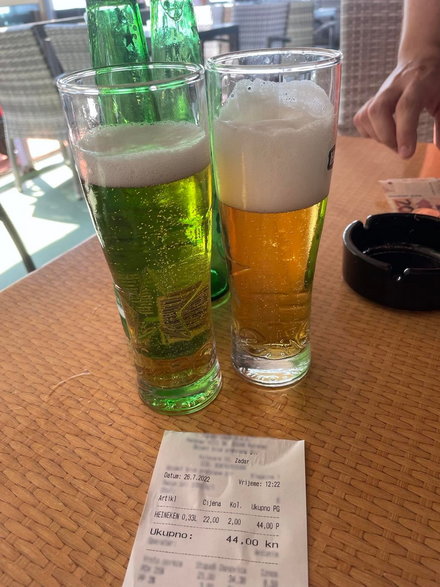 Cena piwa w jednym z barów przy plaży