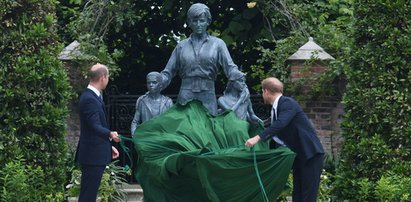 Książę Harry z bratem Williamem na ceremonii odsłonięcia pomnika księżnej Diany. Wydali wspólne oświadczenie!