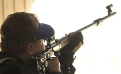 Każdy strzelać może? MON rozbudowuje program 'Strzelnica w powiecie'