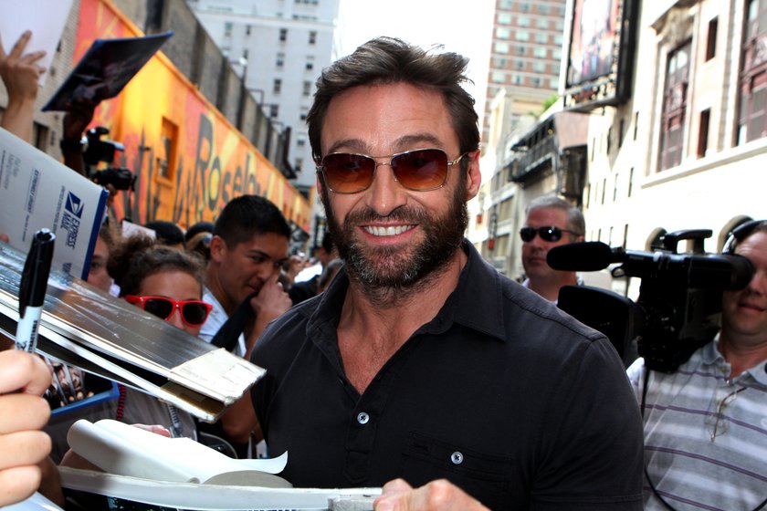 Hugh Jackman rozdaje autografy w Nowym Yorku w lipcu 2013 roku