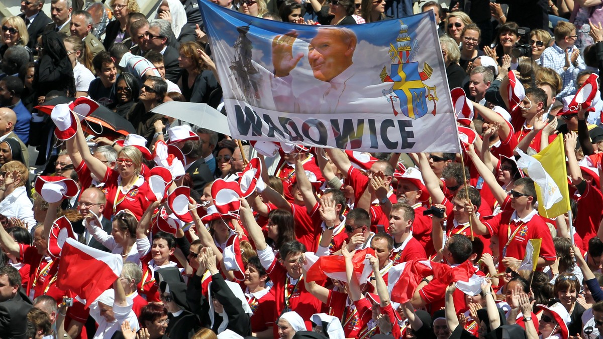 Tysiące wiernych ustawiają się w liczącej kilkaset metrów długości kolejce, by oddać hołd relikwiom Jana Pawła II. Po beatyfikacji trumna z doczesnymi szczątkami papieża została wystawiona w bazylice św. Piotra w Watykanie.