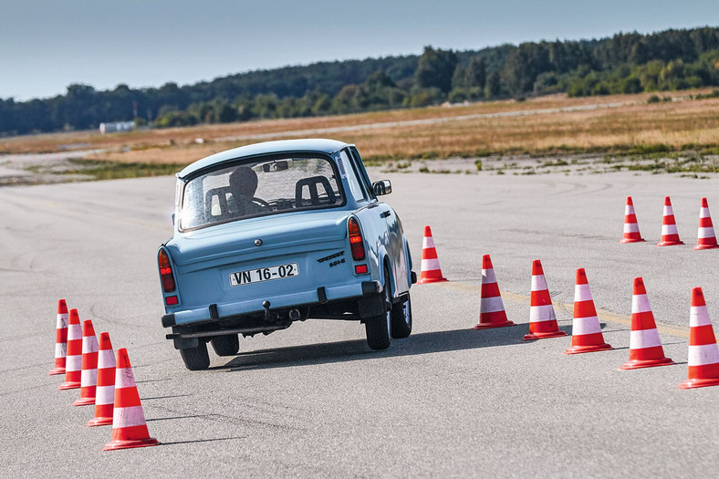 Trabant 601 – prowadzenie, hamulce i bezpieczeństwo bierne – w tych dziedzinach wschodnioniemiecki wyrób samochodopodobny wypadał słabo.