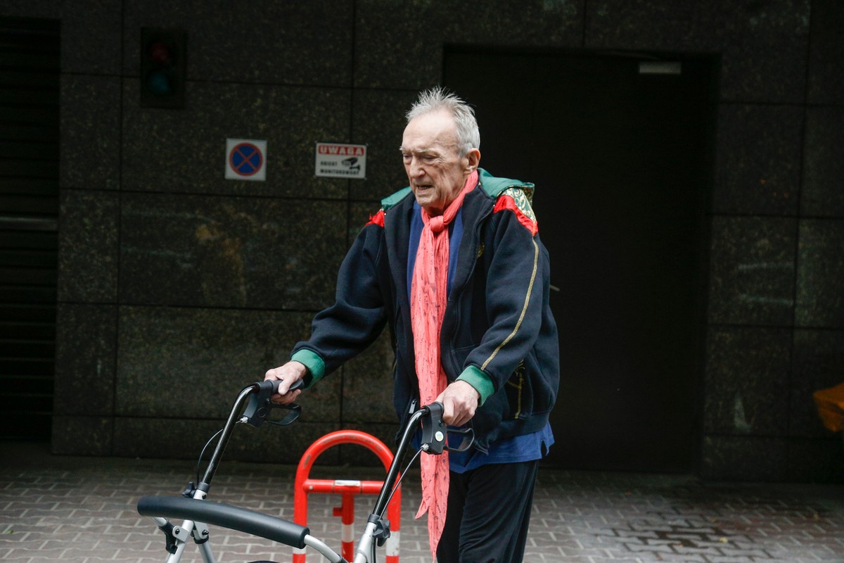 Michał Urbaniak porusza się z chodzikiem