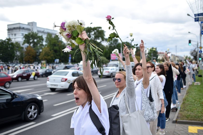 Czy kobiety obalą Łukaszenkę? Ubrane na biało Białorusinki chcą powstrzymać przemoc na ulicach