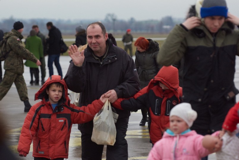 Polacy mieszkający w na wschodzie Ukrainy od kilku tygodniu starali się o wyjazd do naszego kraju z powodu walk na wschodzie Ukrainy i zniszczeń wojennych. Wiele rodzin wyjechało stamtąd z małymi dziećmi.