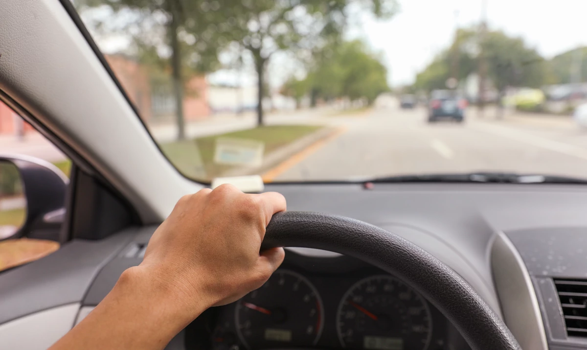  Ośmiolatek jechał pod prąd. Za kierownicą posadziła go pijana matka