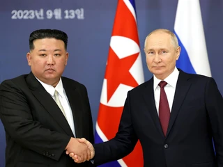 Przywódca Korei Północnej Kim Dzong Un podczas spotkał się z prezydentem Rosji Władimirem Putinem podczas szczytu Rosja-Korea Północna 13 września 2023 r. na kosmodromie Wostocznyj w regionie Amur w Rosji. Rozmowy między dwoma przywódcami miały doprowadzić do porozumienia w sprawie broni. Przywódca Korei Północnej Kim Dzong Un zaoferował Putinowi „niezachwiane wsparcie” swojego kraju dla „świętej walki” Rosji. Kim powiedział, że Korea Północna „zawsze będzie stać po stronie Moskwy” w „walce z imperializmem”