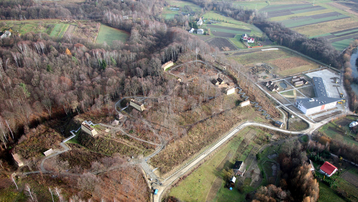 Kilkunastu rzemieślników będzie prezentować swoje wyroby podczas Jarmarku wczesnośredniowiecznego, który w sobotę odbędzie się w skansenie Karpacka Troja w Trzcinicy k. Jasła (Podkarpackie). Można będzie obejrzeć m.in. replikę kuźni sprzed tysiąca lat.