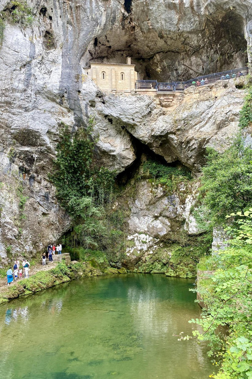 W Asturii w programie jest wycieczka do Jaskini Dziewicy z Covadonga