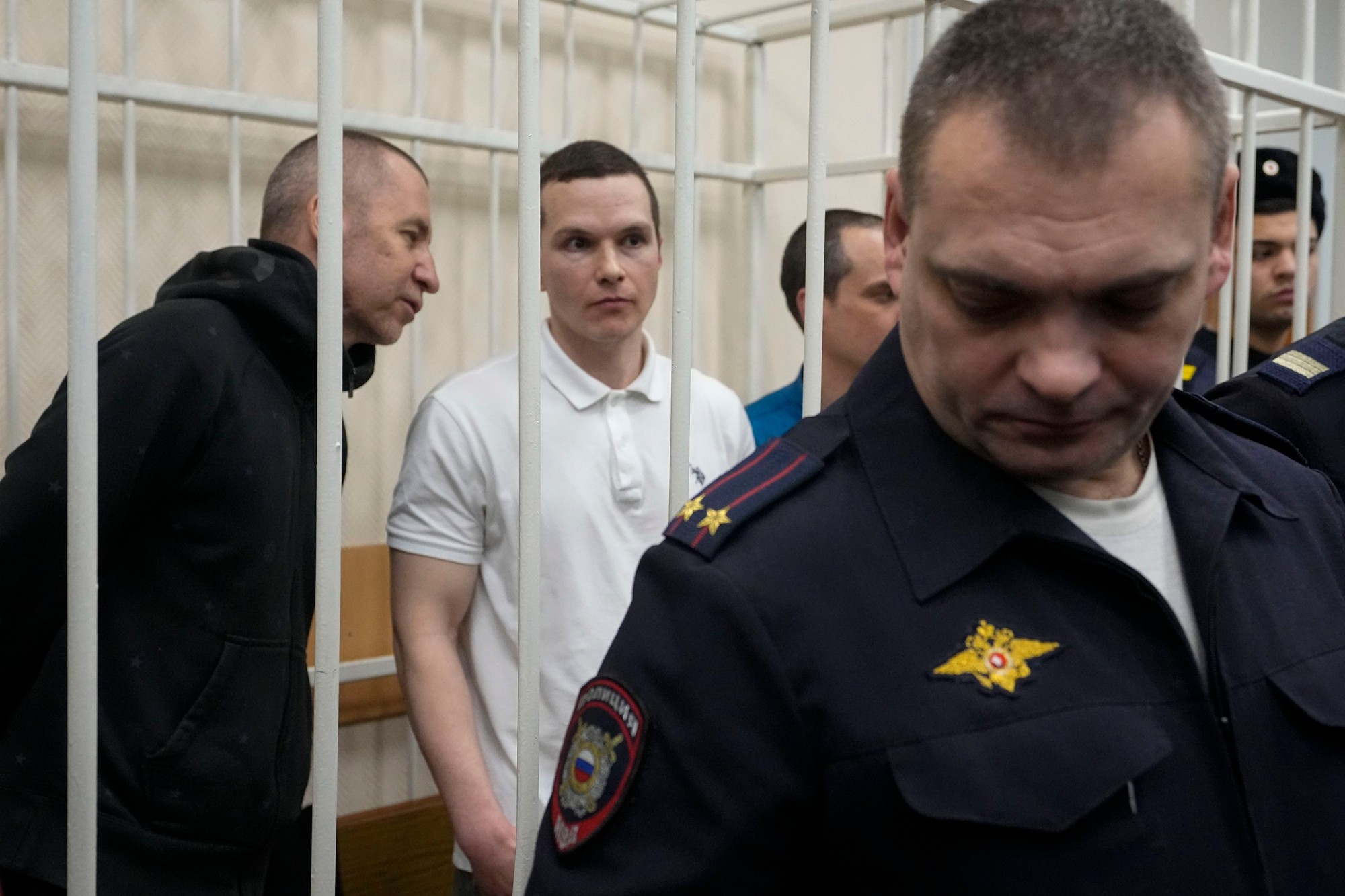 Advokáti (zľava) Igor Sergunin, Alexej Lipcer a Vadim Kobzev, ktorí kedysi zastupovali zosnulého opozičného lídra Alexeja Navaľného.