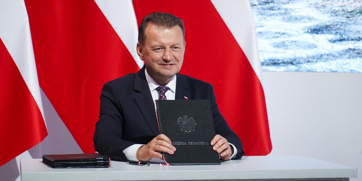 Minister obrony narodowej Mariusz Błaszczak na uroczystym zatwierdzieniu umów na dostawy nowoczesnego sprzętu dla Sił Zbrojnych podczas XXXI Międzynarodowego Salonu Przemysłu Obronnego w Kielcach, 5 września 2023 r. 