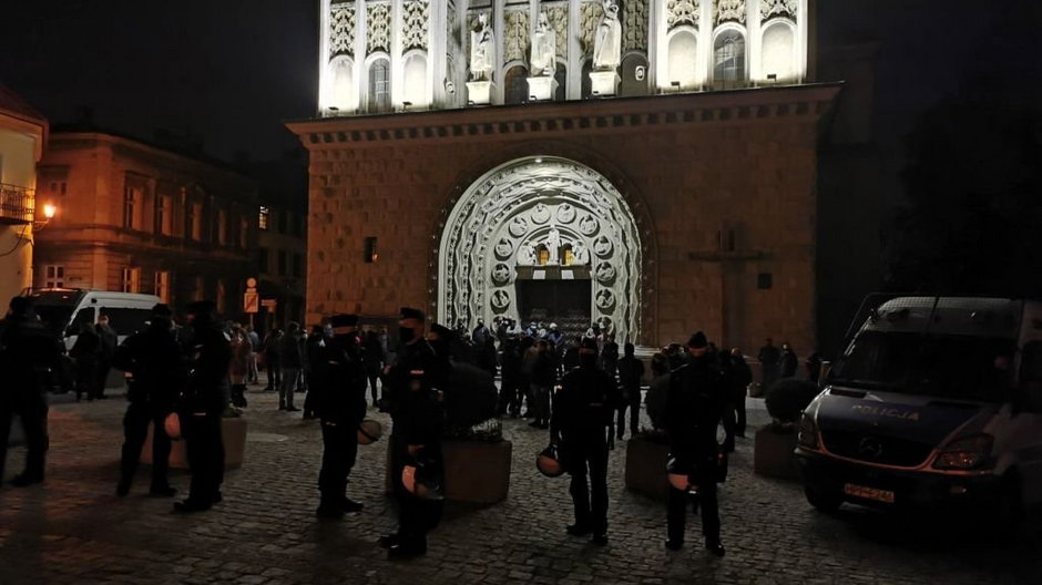 Brali udział w protestach. Teraz mają się zjawić w komendzie