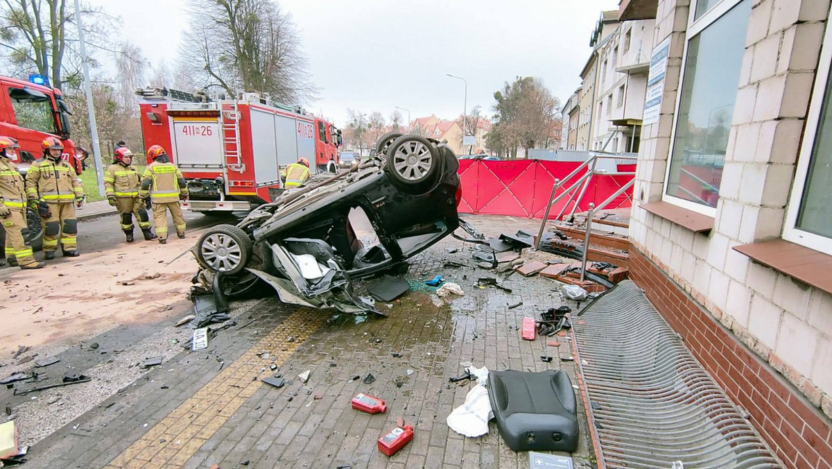 Braniewo: kierowca uderzył w budynek apteki