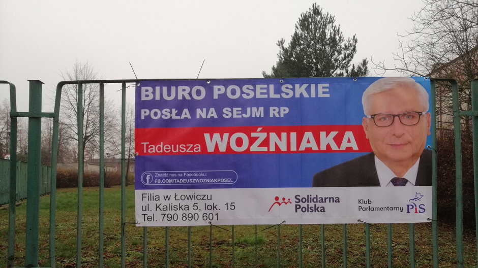 Zniszczony baner i skrzynka posła Tadeusza Woźniaka w Łowiczu i Kutnie