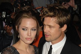 Evo kako su Bred Pit i Anđelina Džoli IZGLEDALI NA VENČANJU - slike su MAGIČNE: Venčanicu osmislila DECA, a veo je imao POSEBNE DETALJE o kojima se priča i posle 10 godina