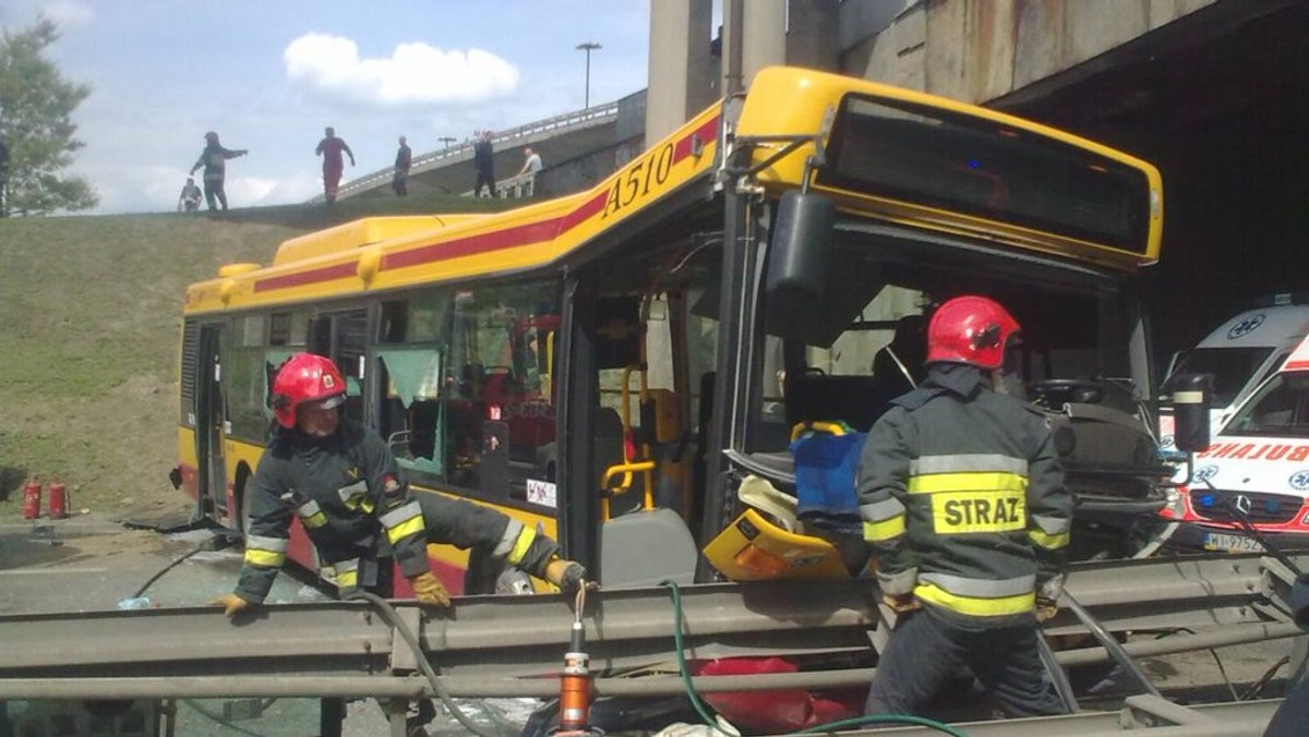 Autobus linii 739 w Warszawie zjechał ze skarpy i uderzył w barierkę - poinformowała tvnwarszawa.pl. Według strażaków obrażenia odniosło 38 osób, w tym kierowca pojazdu. Wśród rannych jest sześcioro dzieci i 17-latka. Uruchomiono specjalne telefony, gdzie można dzwonić po informacje o wypadku.