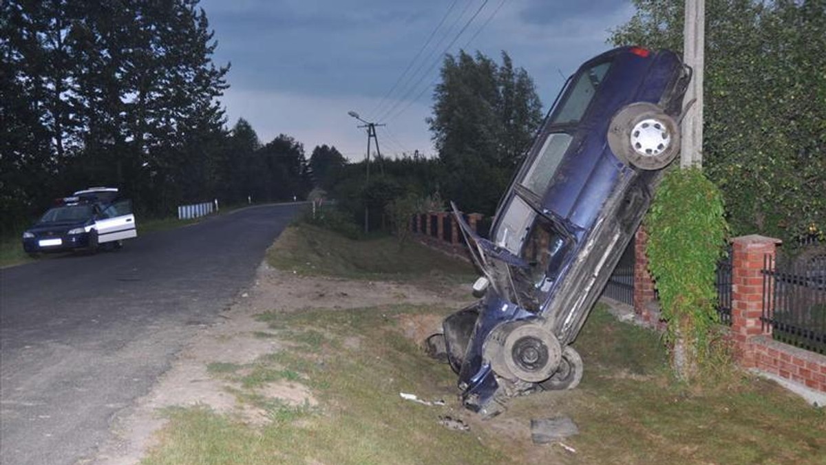 19-letni Kamil Z. ma niesamowity "talent". Potrafi zaparkować samochód pionowo. Co tam, że po pijanemu, bez prawa jazdy i nie swoim samochodem. Grunt to efekt. Ale skutki tego efekciarstwa będą dla pirata drogowego opłakane.