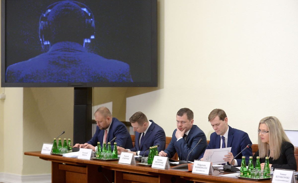 W innej części przesłuchania funkcjonariusz stwierdził, że materiał dowodowy nie wskazuje też, by osoby trzecie stały za decyzją o zakupie OLT Express