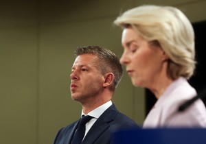 Peter Mađar i Ursula fon der Lajen u Briselu 29. maja