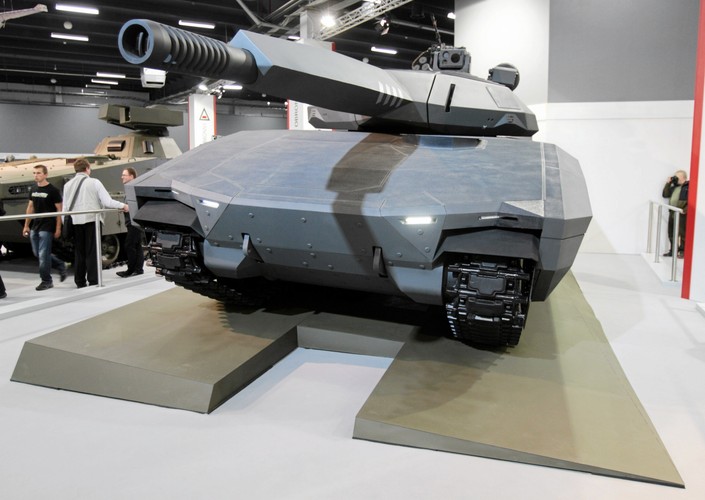 Prezentacja prototypu polskiego czołgu 'PL - 01 Concept'. Prototyp został zaprojektowany przez gliwicki OBRUM (Polski Holding Obronny) we współpracy z  BAE Systems. Ma być gotowy w 2016 roku.  03.09.2013 Kielce. Targi MSPO 2013. Fot. Jakub Orzechowski / Agencja Gazeta (2)