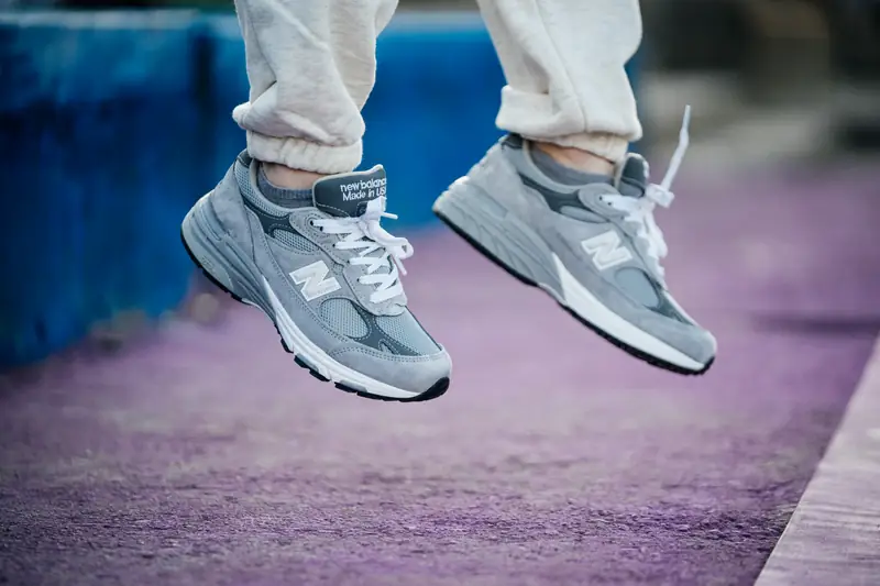 Kultowy model New Balance 990 na tle tęczowych schodów nad Wisłą