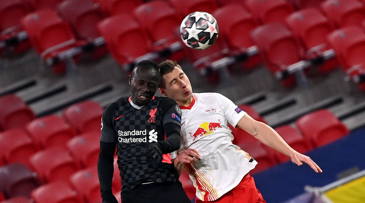 Sadio Mané, az FC Liverpool (b) és Willi Orbán, az RB Leipzig játékosa a labdarúgó Bajnokok Ligája nyolcaddöntőjében játszott mérkőzésen a Puskás Arénában 2021. február 16-án. A Liverpool 2-0-ra győzött./ Fotó: MTI/Illyés Tibor