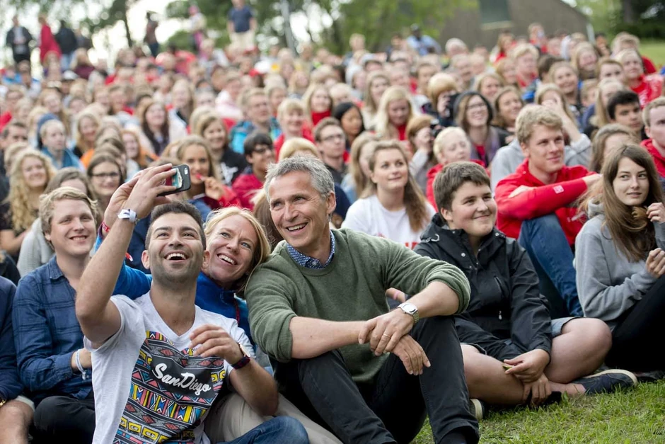 Mani Husaini, predsednik omladine Laburističke partije i Jans Stoltenberg, norveški premijer u vreme masakra, na prvom obnovljenom skupu u kampu Utoja