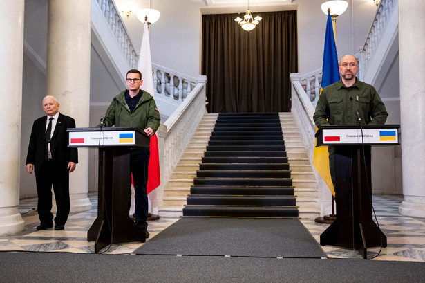 Kijów, Ukraina, 01.06.2022. Premier Mateusz Morawiecki (2L), prezes PiS, wicepremier Jarosław Kaczyński (L) oraz Premier Ukrainy Denys Szmyhal (P) podczas konferencji prasowej w siedzibie Kancelarii Premiera Ukrainy w Kijowie, 1 bm. Trwa inwazja Rosji na Ukrainę. (jm) PAP/Viacheslav Ratynskyi