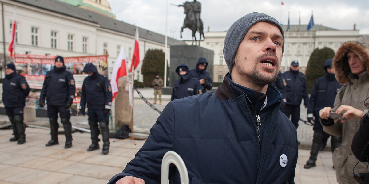 Prezes AGROunii Michał Kołodziejczak usłyszał zarzuty po proteście na pl. Zawiszy w Warszawie