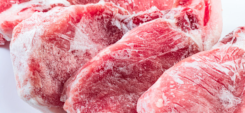 Mrożone mięso ma dziwne plamy? Wyjaśniamy, czy można je jeszcze zjeść