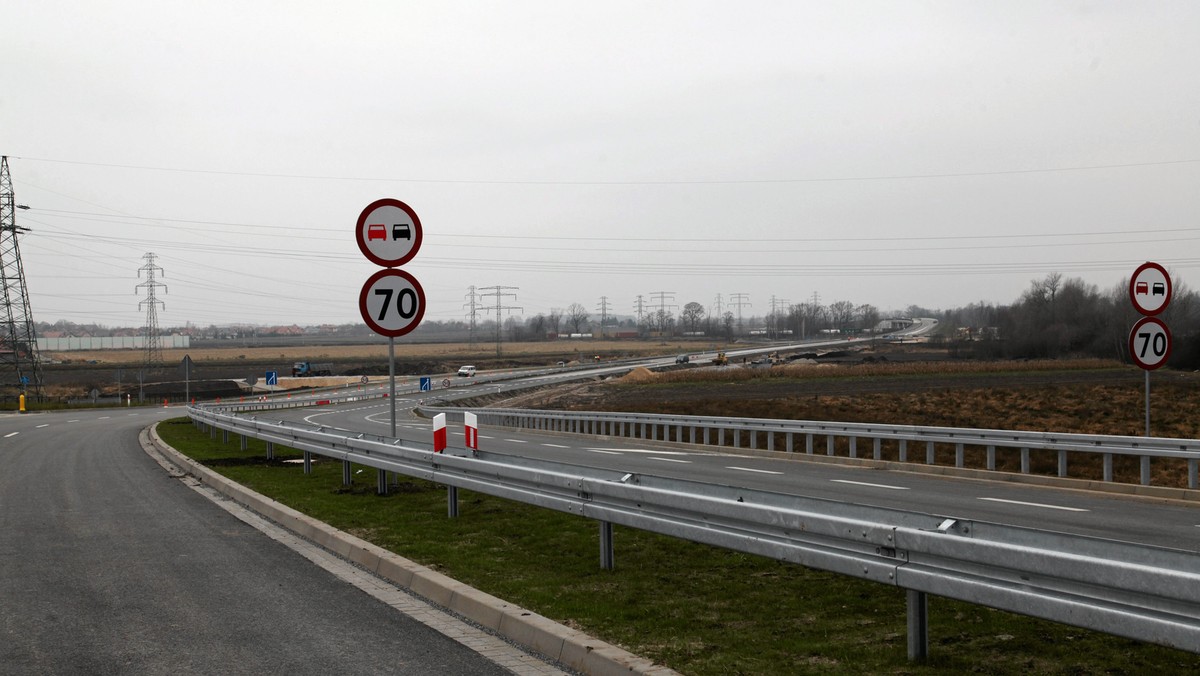 Jeszcze dziś władze województwa dolnośląskiego mają złożyć do prokuratury doniesienie w sprawie nieprawidłowości przy budowie Wschodniej Obwodnicy Wrocławia. Jak doliczyli się urzędnicy – Dolny Śląsk mógł stracić na inwestycji prawie trzy miliony złotych.