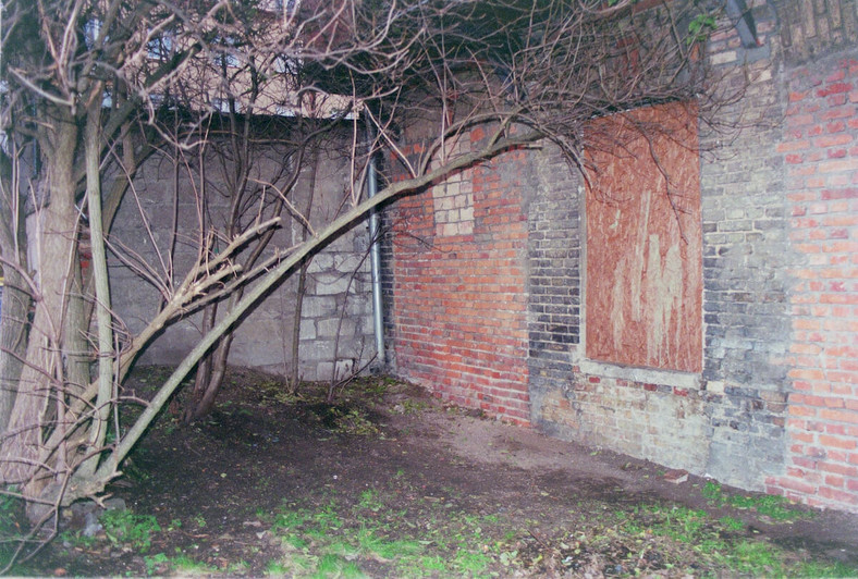 Miejsce zbrodni obok zabytkowej pożydowskiej kamienicy przy ul. Sienkiewicza 26a w powieści "Pochłonięte"