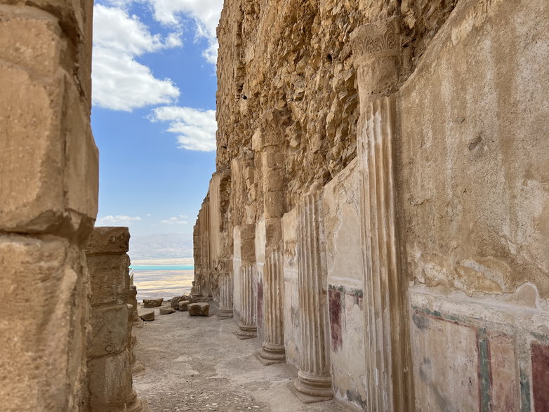 Ruiny Masady, tu zachowana część płaskorzeźb w niższym tarasie Pałacu Północnego