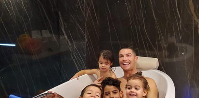 Cristiano Ronaldo bierze kąpiel z dziećmi