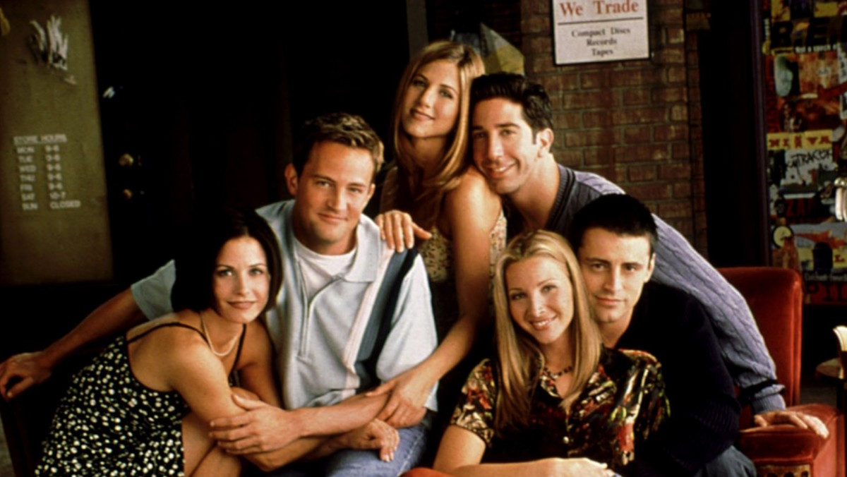 Najpopularniejszy sitcom w historii trafił do Polski dwa lata po amerykańskiej premierze, 2 września 1996 roku, dzięki Canal+. Tamta wersja znacząco różniła się od tej, jaką znamy z dzisiejszych telewizyjnych emisji, gdyż do połowy siódmej serii nadawana była z dubbingiem. Niektórzy widzowie do tego stopnia zżyli się z Rossem, Chandlerem, Rachel czy Monicą, mówiącymi głosami polskich aktorów, że długo nie wyobrażali sobie ich z lektorem czy nawet w oryginale!