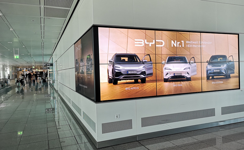 Reklama BYD na lotnisku w Monachium