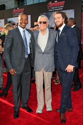 Anthony Mackie, Stan Lee i Aaron Taylor-Johnson na premierze filmu 'Avengers: Czas Ultrona'