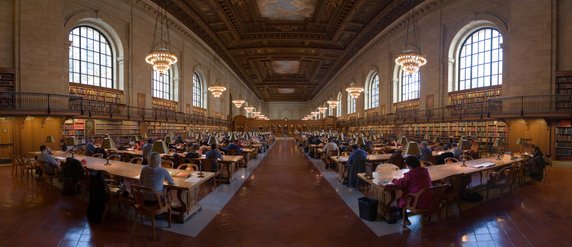 Nowojorska Biblioteka Publiczna to miejsce kultowe. Znana milionom osób z amerykańskich filmów jest obowiązkowym punktem na trasie turystycznej. Jej główny budynek przy Piątej Alei, przyciąga wnętrzem z majestatycznymi kolumnami i eleganckimi żyrandolami. Wstęp do czwartej pod względem wielkości biblioteki na świecie jest powszechny i bezpłatny. Unikalna struktura instytucji łączy ogromny system publicznych wypożyczalni i czytelni, z równie wielkim systemem zbiorów bibliotecznych służących do prowadzenia badań naukowych, niedostępnych do powszechnego wypożyczania. Cała korporacja funkcjonuje na zasadach non-profit i misji publicznej, zarządzana jest prywatnie, a finansowana z obu źródeł.