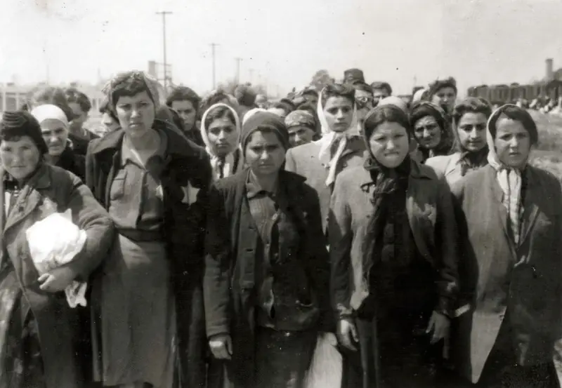 Moda nie była nieznaczącym elementem obozowego życia. Na zdjęciu: Auschwitz, 1944 r. 