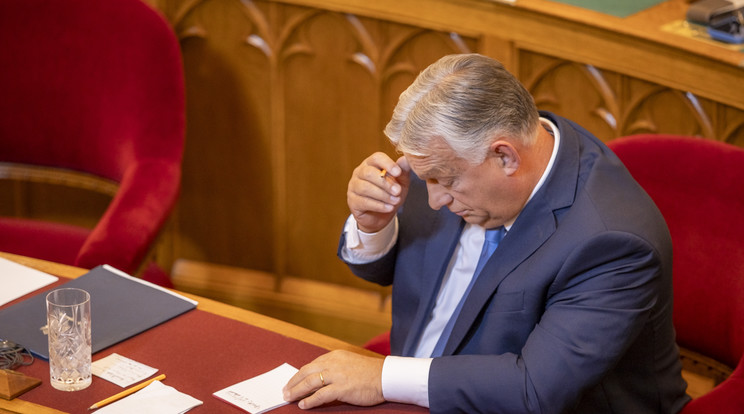 Képekkel ragasztották tele Orbán Viktor budapesti házát / Fotó: Knap Zoltán