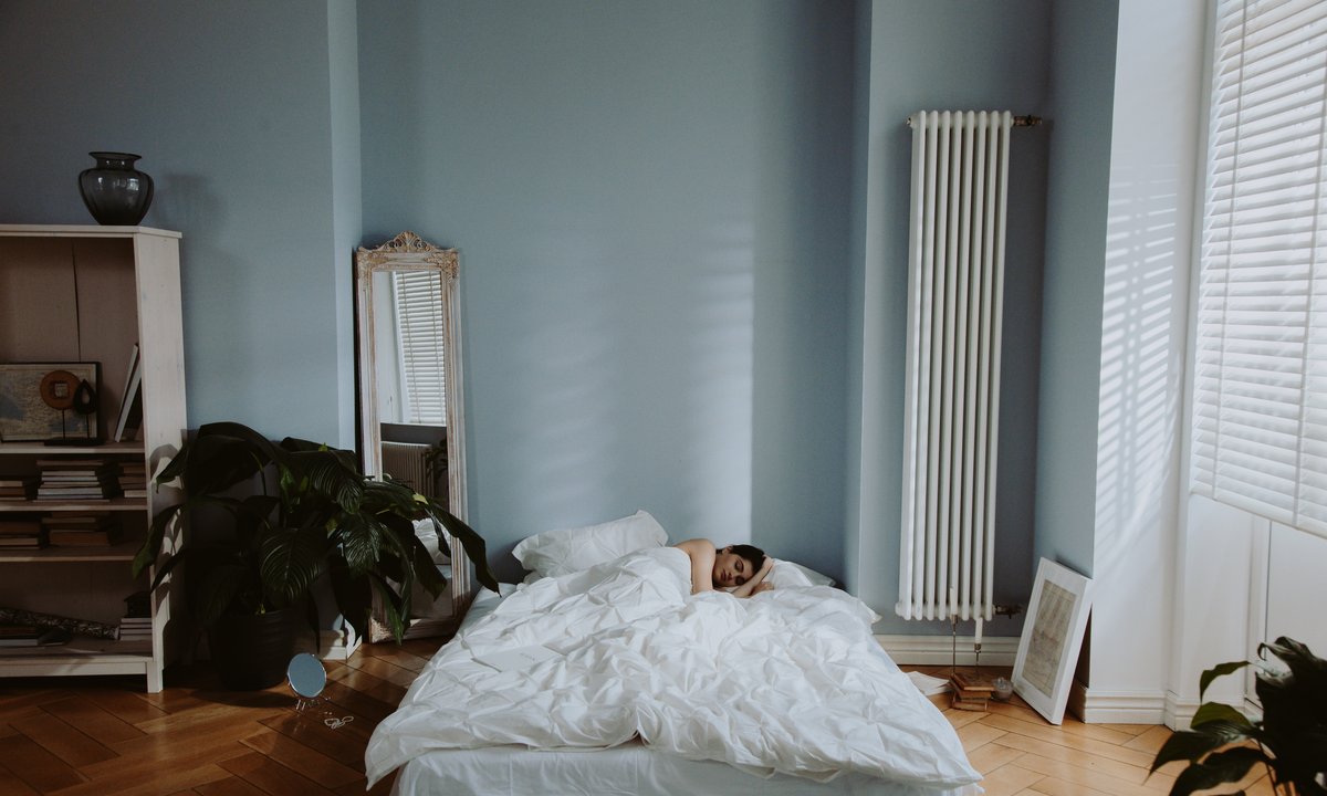 Śpisz z głową przy kaloryferze? Ten niewinny nawyk może cię sporo kosztować