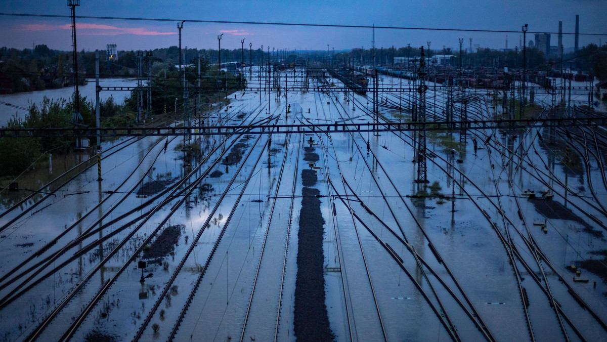 Zalany dworzec w Ostrawie. "Nie da się ustalić, kiedy pociągi ruszą"