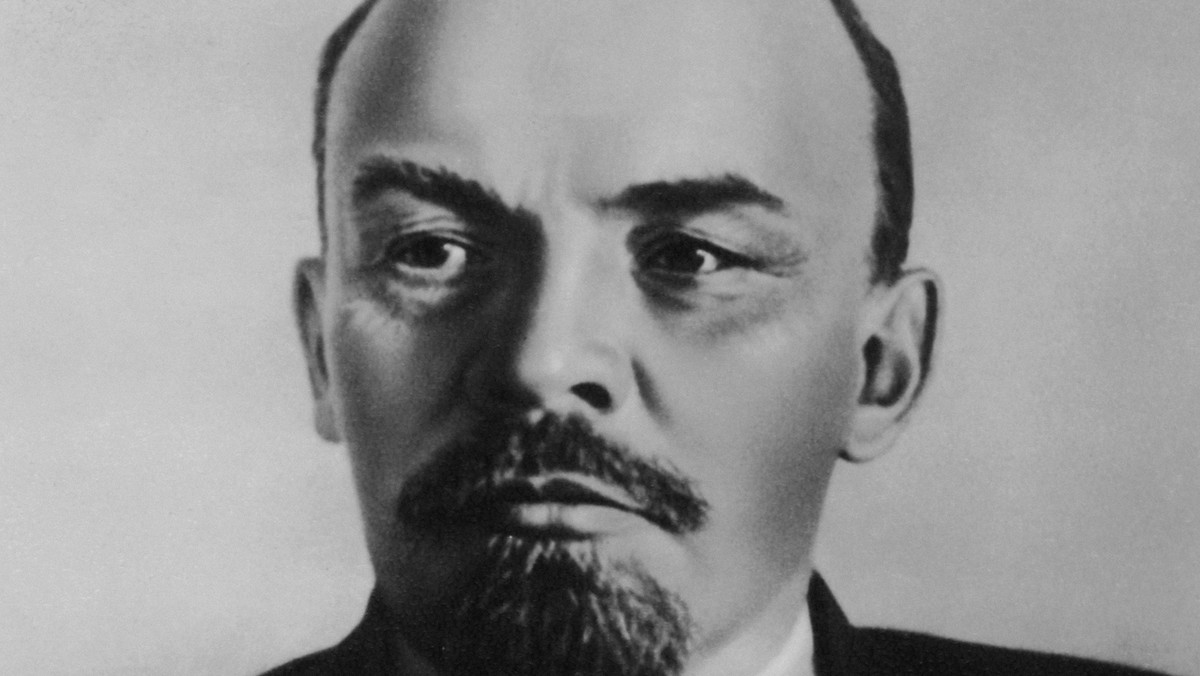 "Gruby", "Wysoki", "Pijany" - na Placu Czerwonym dorabia sobie przynajmniej pięciu sobowtórów Lenina. Okazuje się, że w ciężkich realiach rosyjskiego kapitalizmu fizyczne podobieństwo do człowieka, który kapitalizm zwalczał, może być całkiem opłacalne.